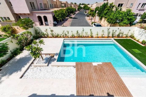 Villa en Dubai, 5 dormitorios, 549 m², № 23983 - foto 1