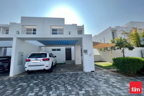 Adosado en Dubai, 3 dormitorios, 263.9 m², № 77754 - foto 1