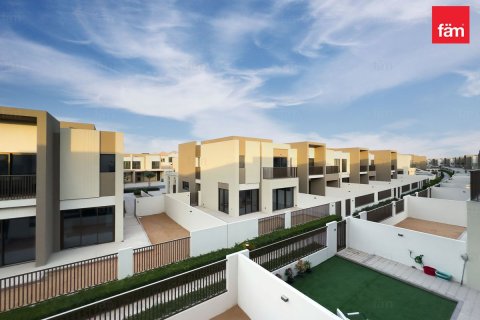 Снять в аренду виллу в Дубае: 3 спальни, 164.5м², № 77070 - фото 1