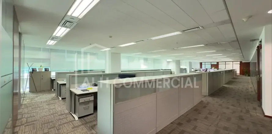 Офис в Sheikh Zayed Road, Дубай, 1 комната, 557м², № 93284