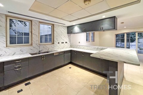 Villa in Legacy, Jumeirah Park, Dubai 4 bedrooms, 403 sq.m. № 13487 - photo 8