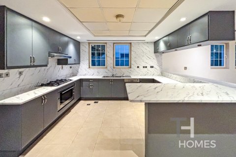 Villa in Legacy, Jumeirah Park, Dubai 4 bedrooms, 403 sq.m. № 13487 - photo 7