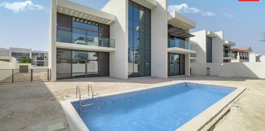 Villa in Dubai 5 bedrooms, 846.7 sq.m. № 40446