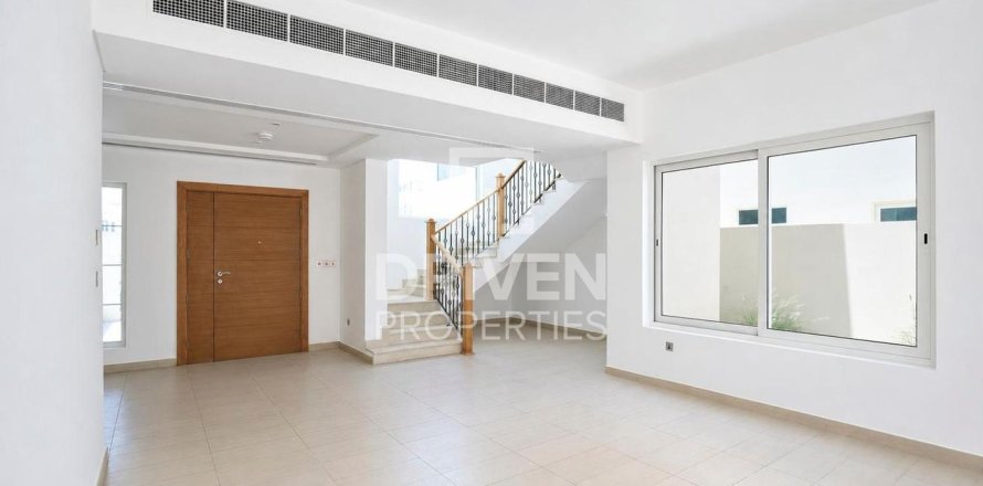 Villa en Jumeirah Park, Dubai, 3 dormitorios, 535.96 m², № 136909