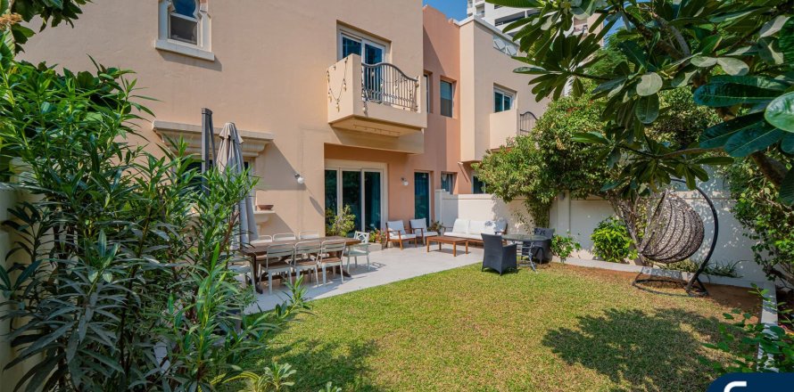 Вилла в Victory Heights, Dubai Sports City, Дубай, 4 спальни, 311м², № 78956