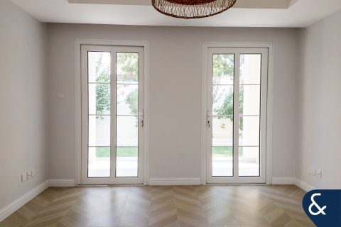 Купить виллу в The Lakes, Дубай: 3 спальни, 268м², № 78960 - фото 5