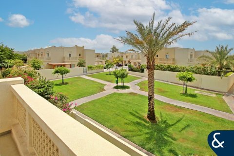 Купить виллу в The Lakes, Дубай: 3 спальни, 268м², № 78960 - фото 1