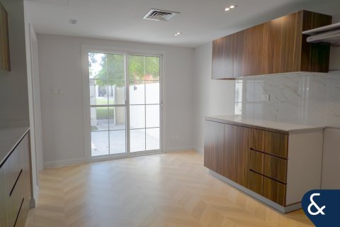 Купить виллу в The Lakes, Дубай: 3 спальни, 268м², № 78960 - фото 7