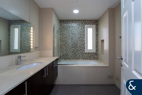 Купить виллу в Sienna Lakes, Джумейра Гольф Эстейтс, Дубай: 5 спален, 973м², № 78968 - фото 17