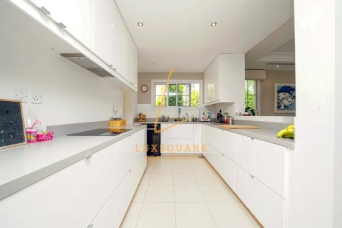 Villa en Jumeirah Golf Estates, Dubai, 5 dormitorios, 903 m², № 78191 - foto 3