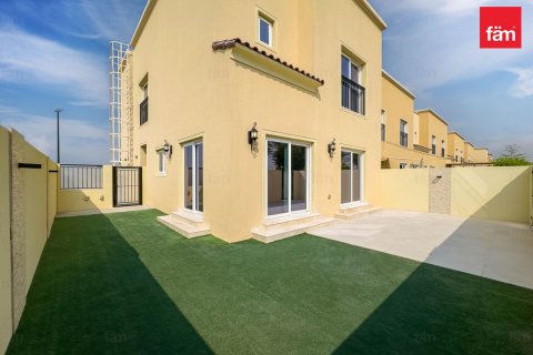 Снять в аренду виллу в Дубае: 4 спальни, 227.2м², № 64275 - фото 1