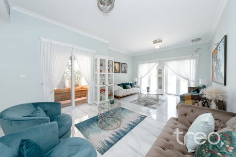 Villa in Meadows, Dubai 4 bedrooms, 332.41 sq.m. № 136260 - photo 17