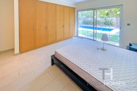 Villa in Legacy, Jumeirah Park, Dubai 4 bedrooms, 314 sq.m. № 16343 - photo 23