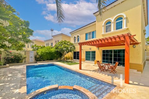 Villa in Legacy, Jumeirah Park, Dubai 4 bedrooms, 314 sq.m. № 16343 - photo 1