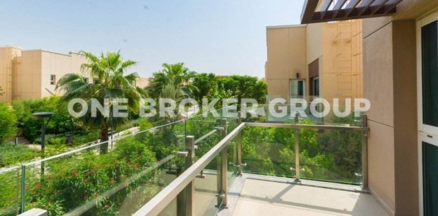 Вилла в Аль-Барше, Дубай, 4 спальни, 415.6м², № 688