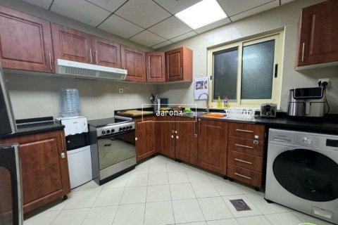 Apartment in Jumeirah Lake Towers, Dubai 2 bedrooms, 101.2 sq.m. № 12202 - photo 13