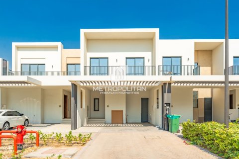 Снять в аренду виллу в EMAAR South, Dubai South (Dubai World Central), Дубай: 3 спальни, 193м², № 74300 - фото 1