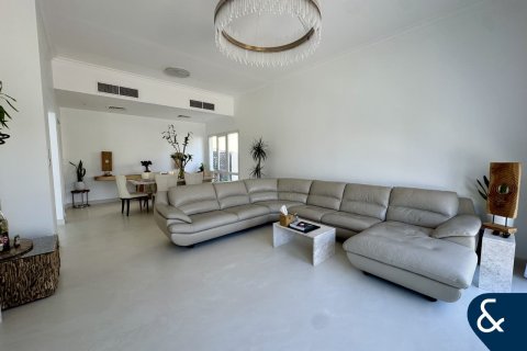 Villa in Meadows, Dubai 5 bedrooms, 332 sq.m. № 98960 - photo 2