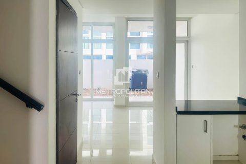 Adosado en DAMAC Hills (Akoya by DAMAC), Dubai, 3 dormitorios, 155 m², № 73936 - foto 3