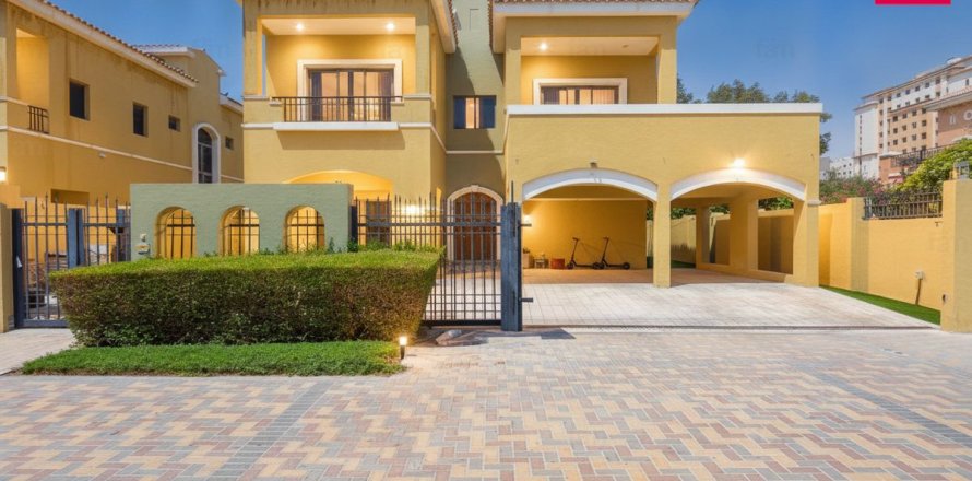 Вилла в Дубае, 4 спальни, 560.9м², № 114881