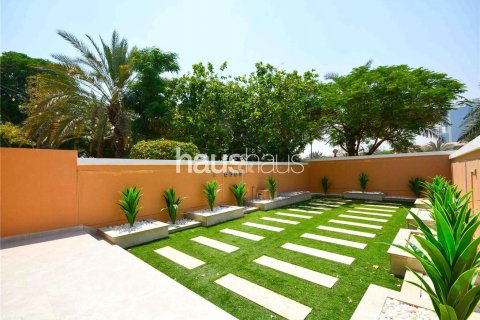 Adosado en Jumeirah Village Triangle, Dubai, 2 dormitorios, 152 m², № 43901 - foto 1