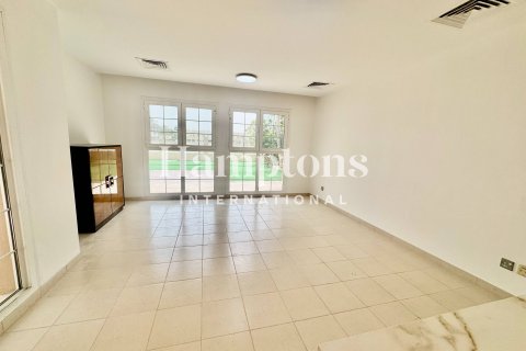 Villa in The Lakes, Dubai 4 bedrooms, 329.06242600 sq.m. № 97942 - photo 12