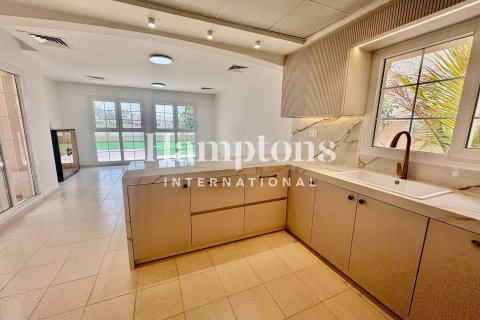 Villa in The Lakes, Dubai 4 bedrooms, 329.06242600 sq.m. № 97942 - photo 6