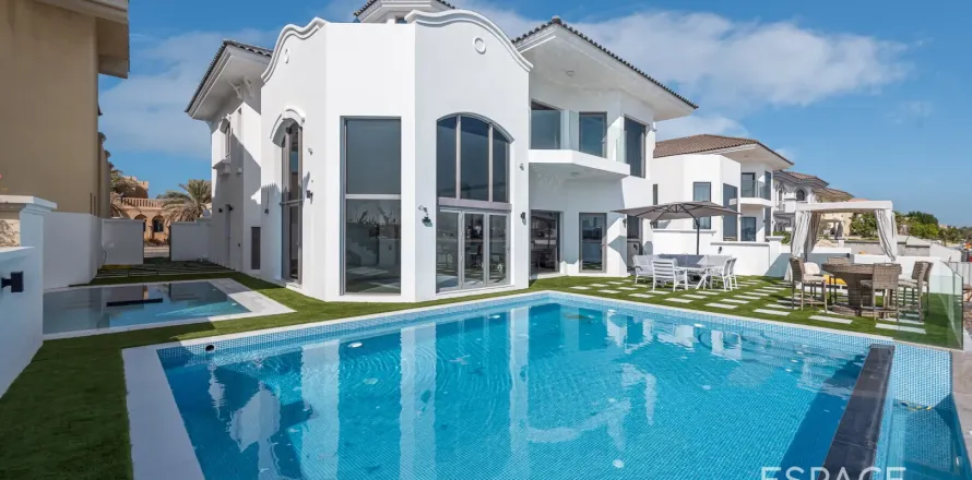 Вилла в Пальме Джумейре, Дубай, 4 спальни, 511м², № 61790