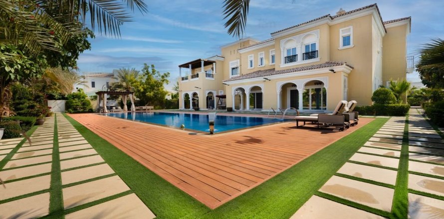 Villa in Dubai 6 bedrooms, 2193.7 sq.m. № 72246