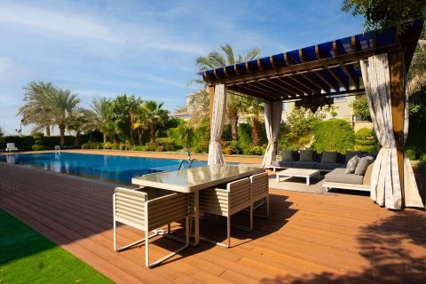 Villa à Dubai, 6 chambres, 2193.7 m², № 72246 - photo 8