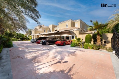 Villa à Dubai, 6 chambres, 2193.7 m², № 72246 - photo 2