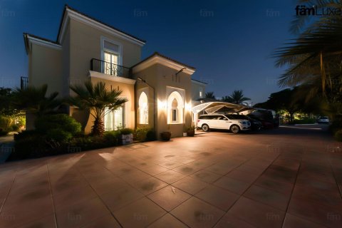 Villa à Dubai, 6 chambres, 2193.7 m², № 72246 - photo 3