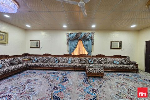Купить виллу в Аль-Васле, Дубай: 8 спален, 1189.1м², № 72237 - фото 1