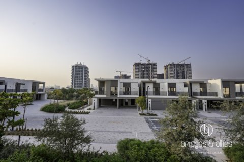 Villa en Dubai, 4 dormitorios, 140.5 m², № 77215 - foto 5