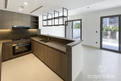 Villa en Dubai, 3 dormitorios, 140.5 m², № 77229 - foto 1