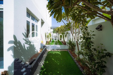 Townhouse in DAMAC Hills (Akoya by DAMAC), Dubai 3 bedrooms, 199 sq.m. № 38146 - photo 2