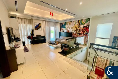 Купить виллу в Аль-Барше, Дубай: 3 спальни, 298м², № 75601 - фото 13