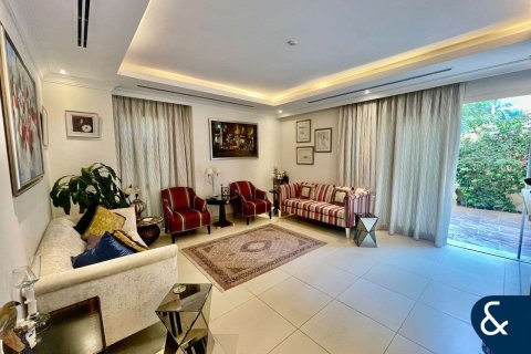 Купить виллу в Аль-Барше, Дубай: 3 спальни, 298м², № 75601 - фото 2