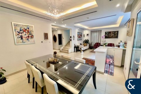 Купить виллу в Аль-Барше, Дубай: 3 спальни, 298м², № 75601 - фото 1