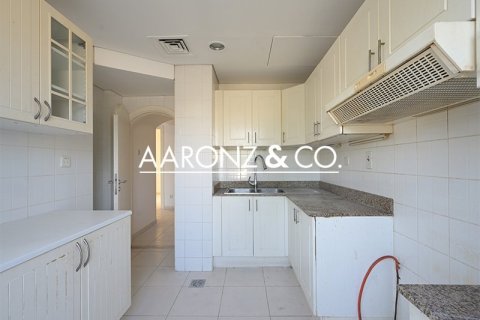 Снять в аренду виллу в The Springs, Дубай: 2 спальни, 172м², № 95359 - фото 11