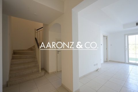 Снять в аренду виллу в The Springs, Дубай: 2 спальни, 172м², № 95359 - фото 3