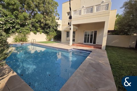 Villa en Meadows, Dubai, 3 dormitorios, 56 m², № 76783 - foto 1