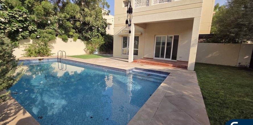 Villa en Meadows, Dubai, 3 dormitorios, 56 m², № 76783