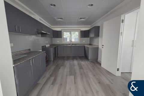 Villa en Meadows, Dubai, 3 dormitorios, 56 m², № 76783 - foto 3