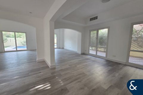 Villa en Meadows, Dubai, 3 dormitorios, 56 m², № 76783 - foto 2
