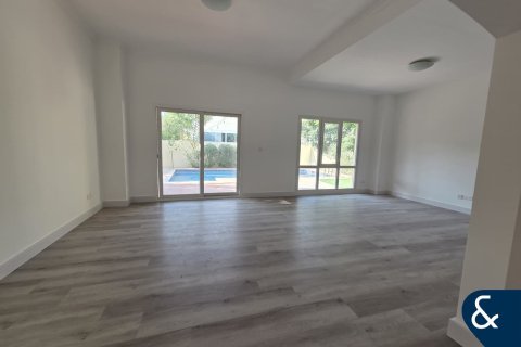 Villa en Meadows, Dubai, 3 dormitorios, 56 m², № 76783 - foto 4