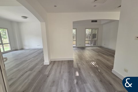 Villa en Meadows, Dubai, 3 dormitorios, 56 m², № 76783 - foto 11