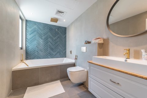 Villa in Dubai 5 bedrooms, 396 sq.m. № 101230 - photo 6