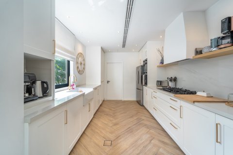 Villa in Dubai 5 bedrooms, 396 sq.m. № 101230 - photo 3