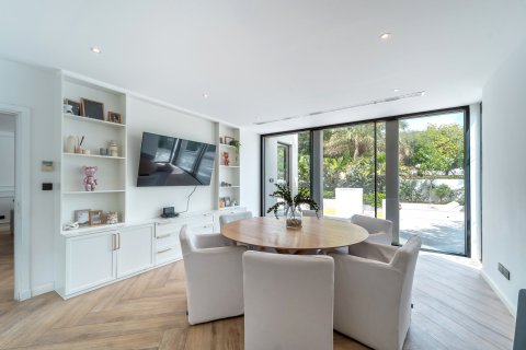 Villa in Dubai 5 bedrooms, 396 sq.m. № 101230 - photo 2